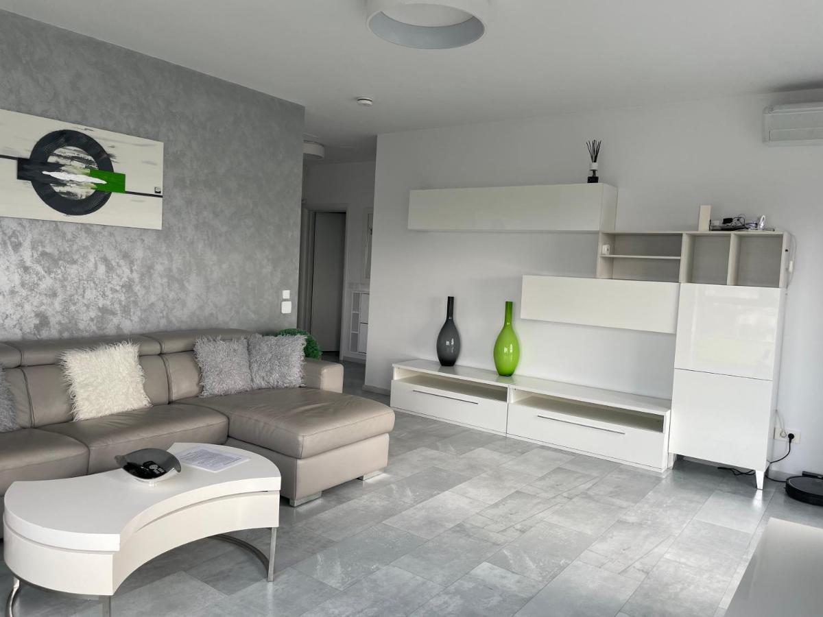 Luxury Westpark 2 Residence With Lake View Bukarest Exteriör bild