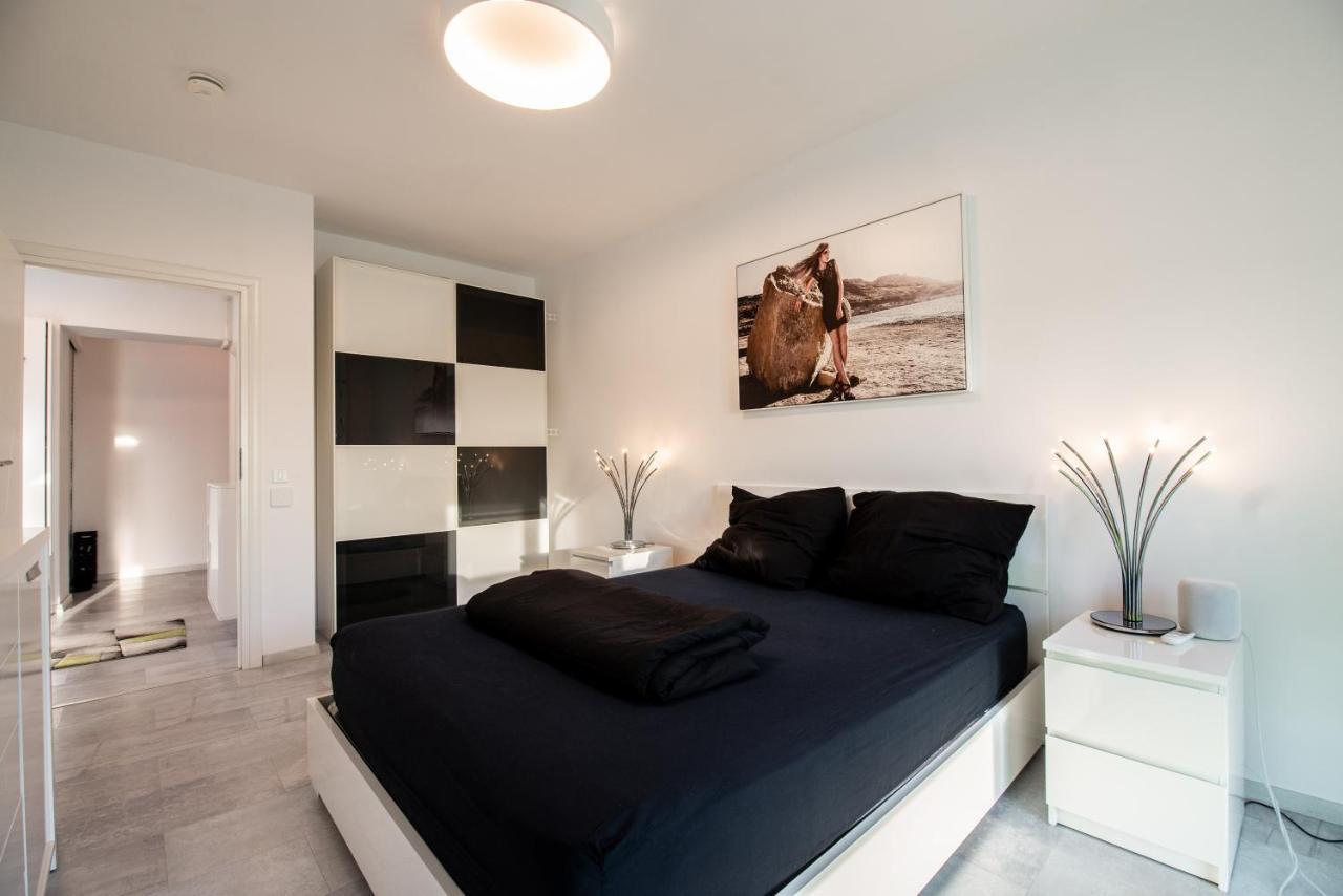 Luxury Westpark 2 Residence With Lake View Bukarest Exteriör bild