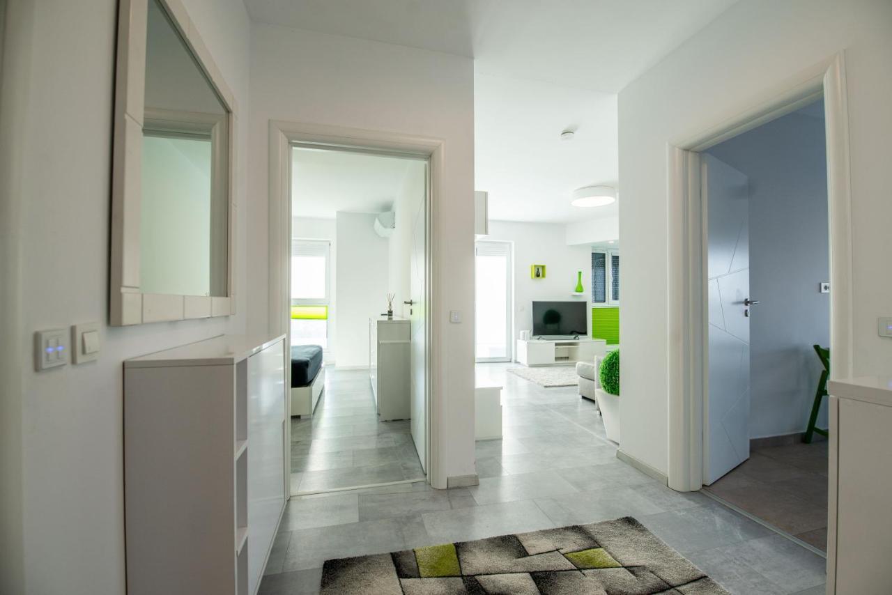 Luxury Westpark 2 Residence With Lake View Bukarest Exteriör bild